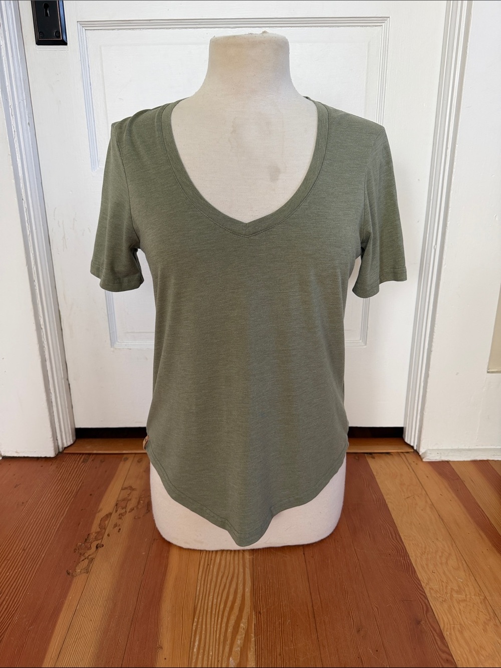 Tentree Short Sleeve Green V-Neck Tee Shirt‎ Small